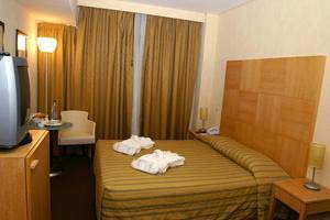 Superior double with city view, private facilities (shower), and breakfast